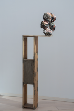 菲利达·巴洛《无题：lipchitzplinth2013》作品图由艺术家与Hauser & Wirth提供，摄影：Alex Delfanne


