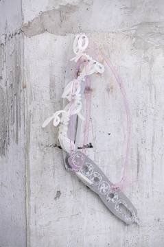 孙博轩《Hindwing》66x47x7cm 铝合金、透镜、金属固定装置、硅胶、油漆 2022
孙博轩《Hindwing》66x47x7cm 铝合金、透镜、金属固定装置、硅胶、油漆 2022