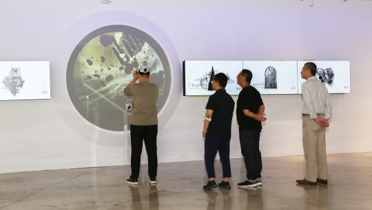 赵力教授体验VR作品《临界》
赵力教授体验VR作品《临界》