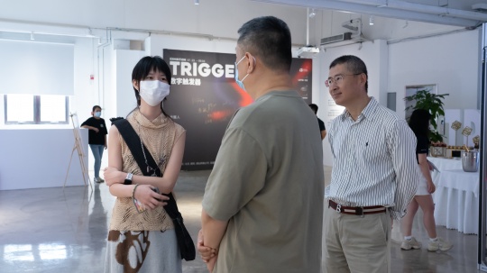 赵力教授、孙岗先生与创作者交流
赵力教授、孙岗先生与创作者交流