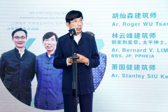 林云峯太平绅士作为香港策展团队代表致辞，其余两位策展人为胡灿森先生与萧国健先生
