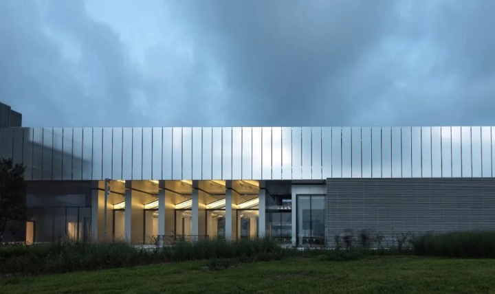 TAG·西海美术馆超白玻璃和阳极氧化铝板构成的幕墙，令海影天光与建筑交相辉映

 
