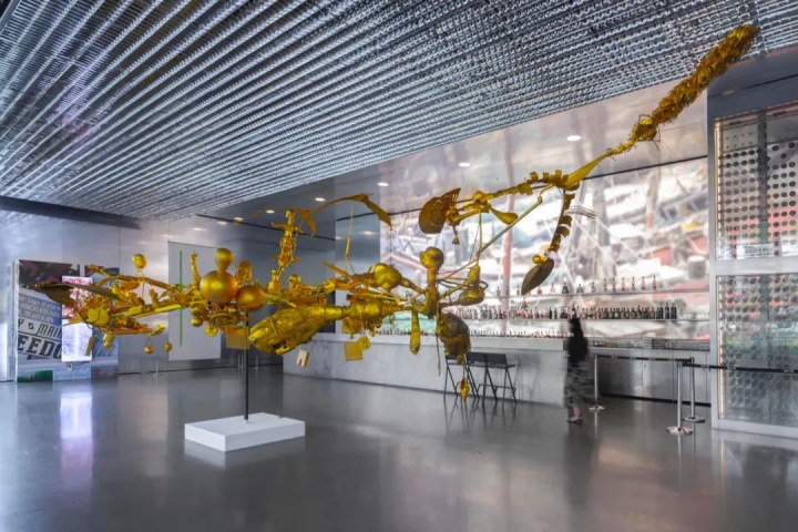 “TAG·新当代艺术展-啓航” 童昆鸟作品《三毫米上的金色恶托邦》展览现场
