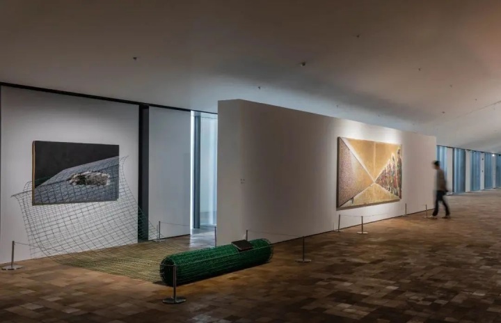 ​臧坤坤的作品《容器（XII）》《电视佛，花屏》 在“TAG·新当代艺术展-啟航”展览现场