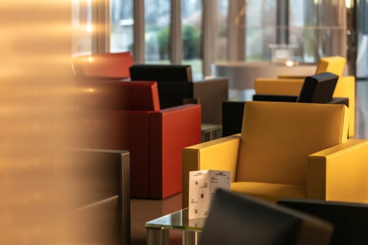 餐厅和酒吧的所有家具均为美术馆建筑师让·努维尔的艺术作品

