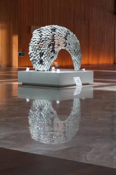 郅敏 《白虎》 120cmx100cm,陶瓷、金属,2019年
