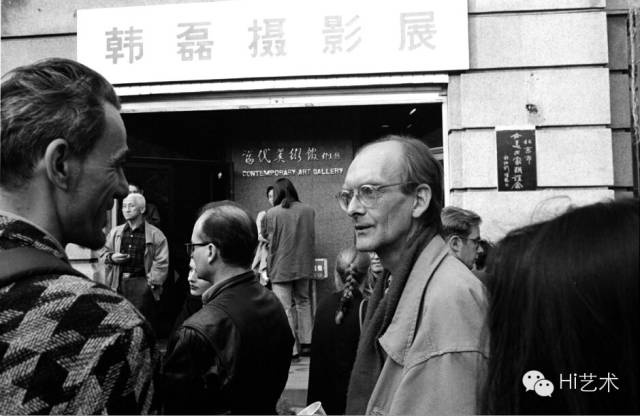 1995年11月5日戴汉志在北京当代美术馆展厅韩磊个人摄影展开幕式 摄影:荣荣
1995年11月5日戴汉志在北京当代美术馆展厅韩磊个人摄影展开幕式 摄影:荣荣