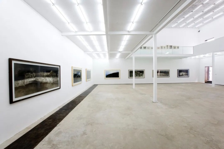 康海涛个展“向内·凝视”展览现场，偏锋新艺术空间，2009
