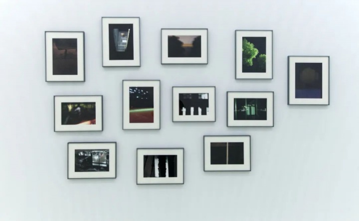 2017年偏锋新艺术空间康海涛同名个展展览现场展出的康海涛摄影作品
