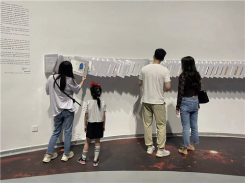 展览现场 观众仔细阅读艺术家手稿
展览现场 观众仔细阅读艺术家手稿