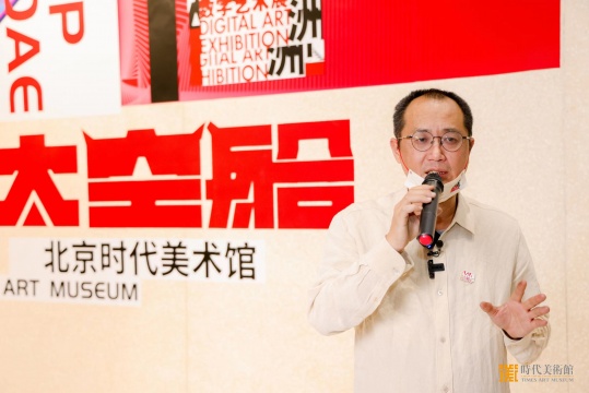 策展人邱志杰在展览现场
策展人邱志杰在展览现场