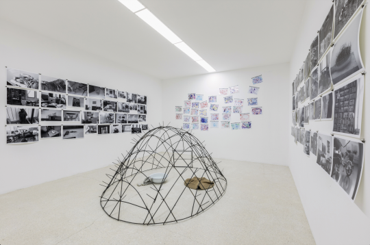 沈远 《马特奥和我,2019-2021》 铁笼尺寸:240x175x120cm,4A-35张 图画、照片、铁笼、地毯、洗脸盆、抹布、影像 2019-2021
红砖美术馆“垂钓”展览现场,2022
沈远 《马特奥和我,2019-2021》 铁笼尺寸:240x175x120cm,4A-35张 图画、照片、铁笼、地毯、洗脸盆、抹布、影像 2019-2021
红砖美术馆“垂钓”展览现场,2022
