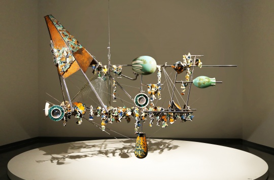 《破碎中重生》270 ×85×200cm 烧制瓷土 不锈钢 铁板等 2015-2018
《破碎中重生》270 ×85×200cm 烧制瓷土 不锈钢 铁板等 2015-2018
