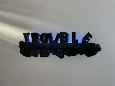 郭城 《TROUBLE》 150×20×50cm 装置(沥青、多层板、LED灯) 2022
郭城 《TROUBLE》 150×20×50cm 装置(沥青、多层板、LED灯) 2022