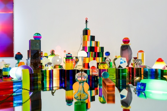 王一 《四马路:从海上花到杀马特》300×300×50cm 多种材料 2015-2022
王一 《四马路:从海上花到杀马特》300×300×50cm 多种材料 2015-2022