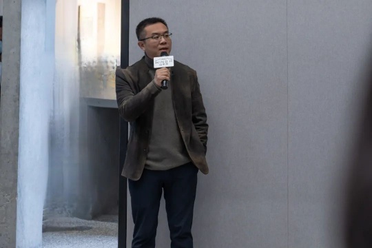 策展人金秋野 在开幕式上发言
策展人金秋野 在开幕式上发言