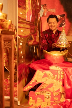 夏诚安,《八方来财》,选自《财富艺术》系列,2022年。艺术微喷,双面裱于铝塑板,150cm x 100cm。图片由艺术家提供
夏诚安,《八方来财》,选自《财富艺术》系列,2022年。艺术微喷,双面裱于铝塑板,150cm x 100cm。图片由艺术家提供