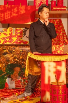 夏诚安,《日进斗金》,选自《财富艺术》系列,2022年。艺术微喷,双面裱于铝塑板,150cm x 100cm。图片由艺术家提供。
夏诚安,《日进斗金》,选自《财富艺术》系列,2022年。艺术微喷,双面裱于铝塑板,150cm x 100cm。图片由艺术家提供。