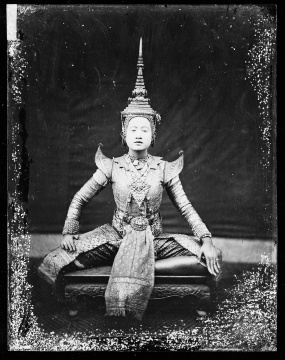 穿着印度教神因陀罗服装的男演员，19世纪中叶。艺术微喷，38 cm x30 cm。图片由泰国国家档案馆提供。
