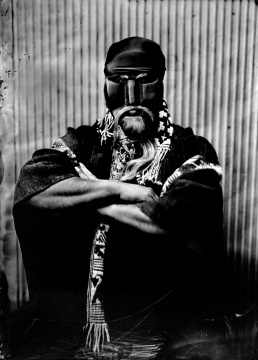 Ritual Inhabitual艺术家组合。《保罗·费鲁塔鲁,Wechekeche ñi Trawün团体的说唱歌手》,智利圣地亚哥,2016年。图片由艺术家提供。
Ritual Inhabitual艺术家组合。《保罗·费鲁塔鲁,Wechekeche ñi Trawün团体的说唱歌手》,智利圣地亚哥,2016年。图片由艺术家提供。