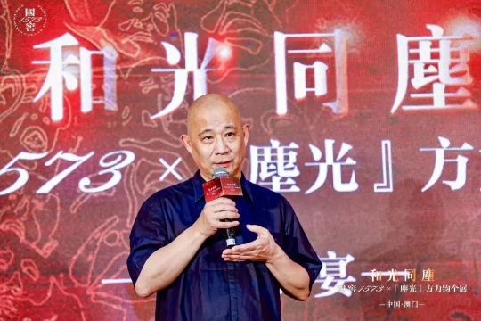 艺术家方力钧
艺术家方力钧