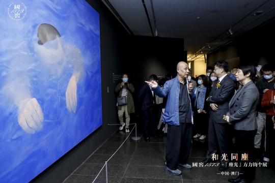 和光同尘 国窖1573 x 「尘光」方力钧个展现场,艺术家方力钧为观众导览
和光同尘 国窖1573 x 「尘光」方力钧个展现场,艺术家方力钧为观众导览