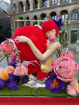 《Nothing But Love》的高度近3米,如同一个巨大的、闪闪发光的礼盒,当人走近繁花盛开,Hehe拥抱骄阳,微闭双眸,心中隐藏着爱的梦想。 《Nothing But Love》的高度近3米,如同一个巨大的、闪闪发光的礼盒,当人走近繁花盛开,Hehe拥抱骄阳,微闭双眸,心中隐藏着爱的梦想。