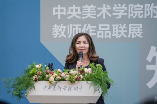中央美术学院附中校长胡西丹发言
中央美术学院附中校长胡西丹发言