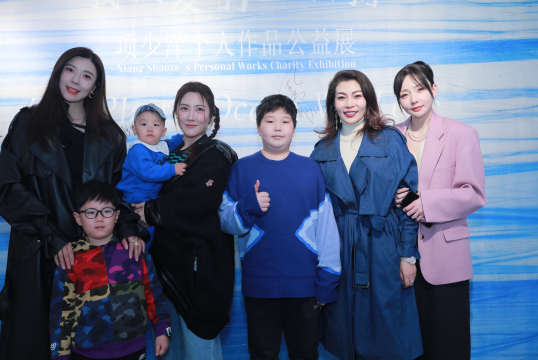 展览现场众嘉宾合影留念
展览现场众嘉宾合影留念