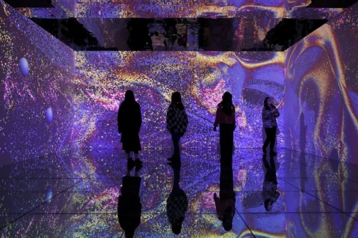 观众在“声·生”展览现场,北京时代美术馆
观众在“声·生”展览现场,北京时代美术馆