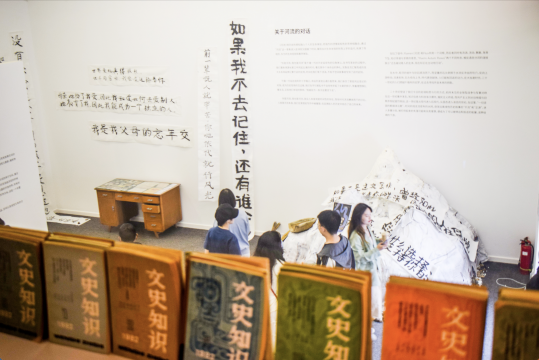 ——“我深知我们一家人太过普通,如果我不去记住,还有谁会记得?”
——“我深知我们一家人太过普通,如果我不去记住,还有谁会记得?”