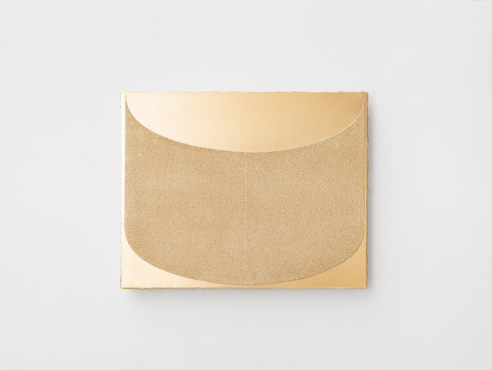 《那样-金色B》 40×50cm 纸板上雨露布、油画、喷罐漆 2022
《那样-金色B》 40×50cm 纸板上雨露布、油画、喷罐漆 2022