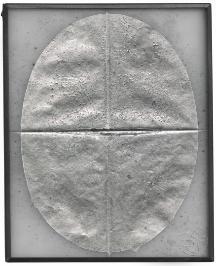 《03 202212XH2》 25×20cm 金属相框、硫酸纸上喷罐漆 2022
《03 202212XH2》 25×20cm 金属相框、硫酸纸上喷罐漆 2022