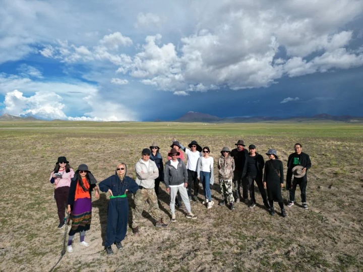 “天地游戏——走青藏”参与者2022年8月5日在西藏那曲篷错岸边合影,左起:艺术家余雅文、艺术家童文敏、策展人富源、收藏家李雨颜、《Hi艺术》记者李天琪、设计师夏烨、艺术家李易纹、艺术家薛峰、艺术家郎粲、艺术家蒋鹏奕、艺术家赵洋、策展人王澈、艺术家朱悦、艺术家刘成瑞
云美术馆、万境艺术主办
“天地游戏——走青藏”参与者2022年8月5日在西藏那曲篷错岸边合影,左起:艺术家余雅文、艺术家童文敏、策展人富源、收藏家李雨颜、《Hi艺术》记者李天琪、设计师夏烨、艺术家李易纹、艺术家薛峰、艺术家郎粲、艺术家蒋鹏奕、艺术家赵洋、策展人王澈、艺术家朱悦、艺术家刘成瑞
云美术馆、万境艺术主办