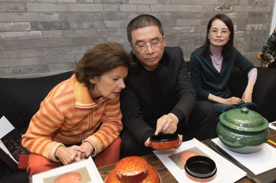 评委们欣赏艺术家张红的作品,摄影:董林
评委们欣赏艺术家张红的作品,摄影:董林