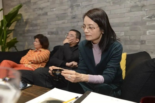 评委雷歌叶女士欣赏艺术家马静的作品,摄影:董林
评委雷歌叶女士欣赏艺术家马静的作品,摄影:董林