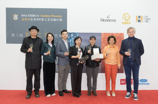 从左至右嘉宾分别为:智慧之手艺术总监、中国工艺美术馆副馆长苏丹、金凤台创始人雷歌叶、艺术家张红、艺术家马静、艺术家姚邦亮、艺术8创始人佳玥(Christine Cayol)和轩尼诗全球总裁洛兰·柏乐(Laurent Boillot)
摄影:董林
从左至右嘉宾分别为:智慧之手艺术总监、中国工艺美术馆副馆长苏丹、金凤台创始人雷歌叶、艺术家张红、艺术家马静、艺术家姚邦亮、艺术8创始人佳玥(Christine Cayol)和轩尼诗全球总裁洛兰·柏乐(Laurent Boillot)
摄影:董林