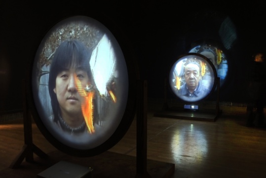 ©宋冬
宋冬,《父子照镜子》,2001,双屏录像行为装置
图片致谢宋冬和佩斯画廊
©宋冬
宋冬,《父子照镜子》,2001,双屏录像行为装置
图片致谢宋冬和佩斯画廊