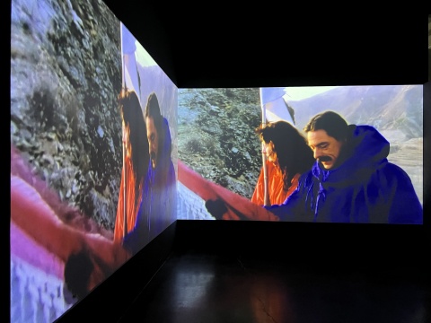 乌雷/玛丽娜·阿布拉莫维奇《情人·长城》,1988,双屏录像装置,彩色,无声 15分41秒
乌雷/玛丽娜·阿布拉莫维奇《情人·长城》,1988,双屏录像装置,彩色,无声 15分41秒