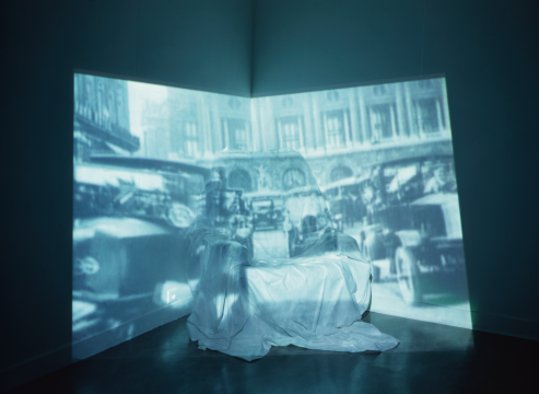 © Antoni Muntadas & Vanguard Gallery
安东尼·蒙塔达斯,《午睡》,1995,录像装置,彩色,有声,罩着布的沙发,9分06秒
图片致谢安东尼·蒙塔达斯和Vanguard Gallery
© Antoni Muntadas & Vanguard Gallery
安东尼·蒙塔达斯,《午睡》,1995,录像装置,彩色,有声,罩着布的沙发,9分06秒
图片致谢安东尼·蒙塔达斯和Vanguard Gallery