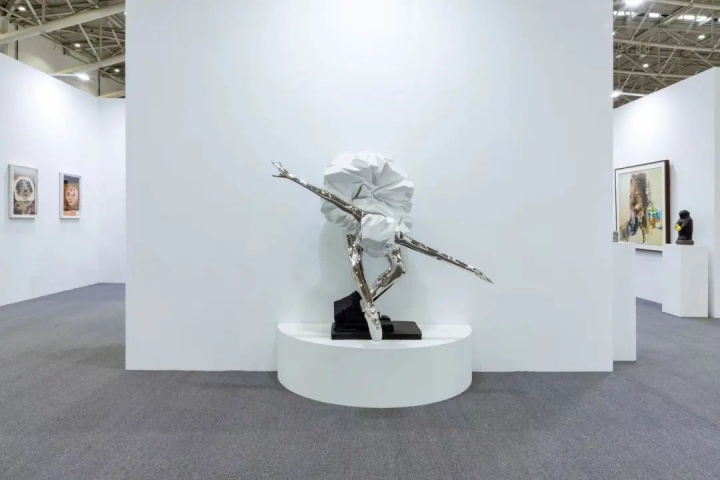 朱铭《人间系列—芭蕾》

161×83.9×139cm 不锈钢 2016

23万-26万美元，已售

亚洲艺术中心
