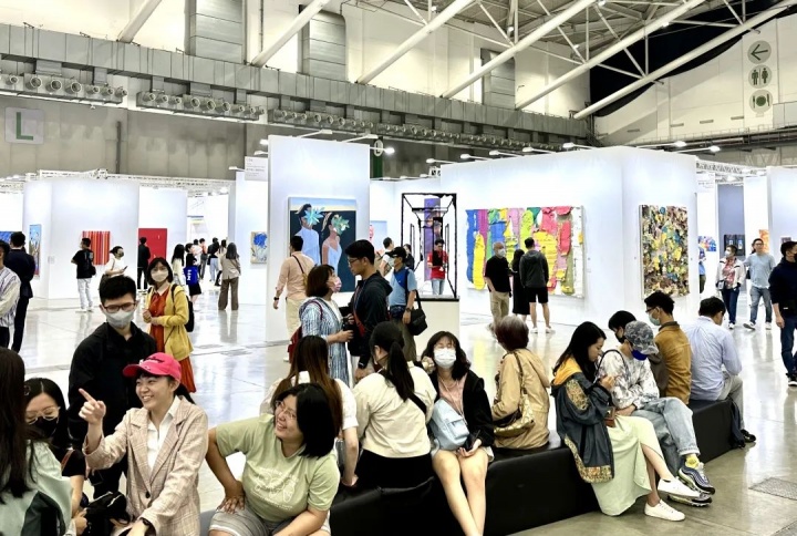 2023台北当代当代唐人艺术中心展位旁的沙发

