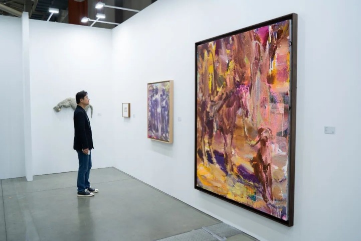 谷浩宇在韦嘉作品前
谷浩宇在韦嘉作品前