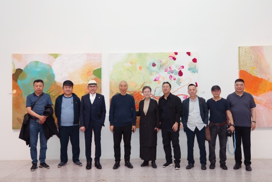 鲁迅美术学院院长李象群(左三)与著名画家韦尔申(左四) 艺术家刘桦(左五)开幕式嘉宾合影
鲁迅美术学院院长李象群(左三)与著名画家韦尔申(左四) 艺术家刘桦(左五)开幕式嘉宾合影