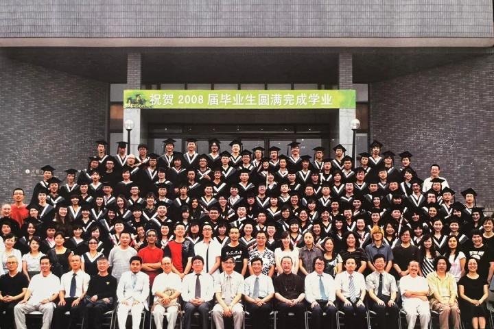 中央美术学院2008届毕业生合照,第一排左五为赵刚
2007-2008学年,赵刚曾任教于中央美术学院,教授实验影像课
在毕业奖项评比时,赵刚指导的6名学生中
获一等奖者1名,二等奖者2名
中央美术学院2008届毕业生合照,第一排左五为赵刚
2007-2008学年,赵刚曾任教于中央美术学院,教授实验影像课
在毕业奖项评比时,赵刚指导的6名学生中
获一等奖者1名,二等奖者2名