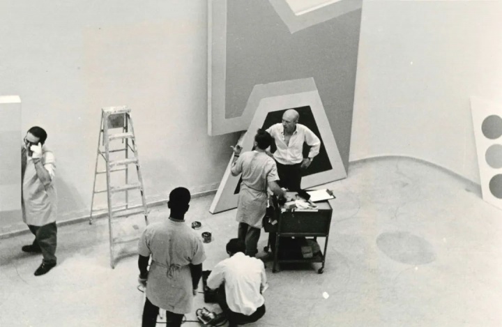 古根海姆博物馆的展览“系统绘画”现场,1966
由劳伦斯·阿洛维(Lawrence Alloway)策划
宣告“感性的转向已经发生”
古根海姆博物馆的展览“系统绘画”现场,1966
由劳伦斯·阿洛维(Lawrence Alloway)策划
宣告“感性的转向已经发生”