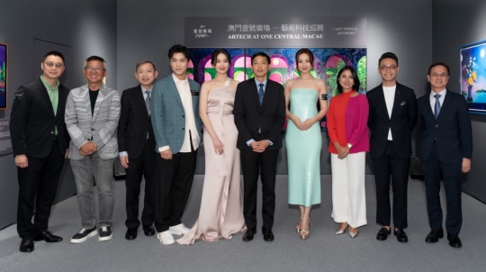 一众主礼嘉宾为ARTECH澳门壹号广塲艺术科技巡展 —— 《星夜花园》揭幕。 此外,香港艺人高海宁、丁子朗及林恺铃一同出出席此次巡展开幕活动
一众主礼嘉宾为ARTECH澳门壹号广塲艺术科技巡展 —— 《星夜花园》揭幕。 此外,香港艺人高海宁、丁子朗及林恺铃一同出出席此次巡展开幕活动