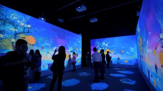 
香港著名建筑师和艺术家林伟而的最新大型互动装置《花好月圆大观园》

