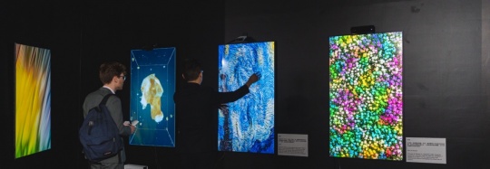 ARTECH 澳门壹号广塲艺术科技巡展设有「互动艺术专区」
展出三件由香港电脑特效艺术家林家溢 (Gary Lam)创作的数码作品
ARTECH 澳门壹号广塲艺术科技巡展设有「互动艺术专区」
展出三件由香港电脑特效艺术家林家溢 (Gary Lam)创作的数码作品