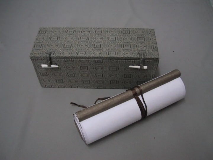 陈羚羊《卷轴》 22x606cm 卫生纸 经血 1999.10,北京
“我把我自己九九年十月月经期间使用的卫生纸
(卷筒式的那种,使用时不撕断)完整地裱成卷轴的样式。”
陈羚羊《卷轴》 22x606cm 卫生纸 经血 1999.10,北京
“我把我自己九九年十月月经期间使用的卫生纸
(卷筒式的那种,使用时不撕断)完整地裱成卷轴的样式。”